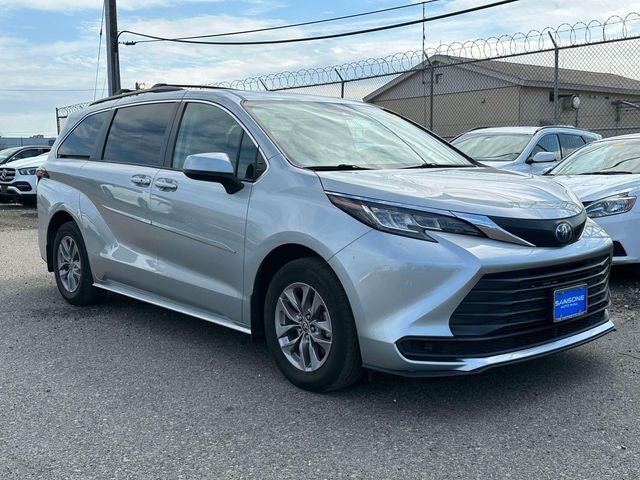 2022 Toyota Sienna LE 8 Passenger