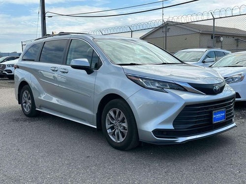 2022 Toyota Sienna LE 8 Passenger