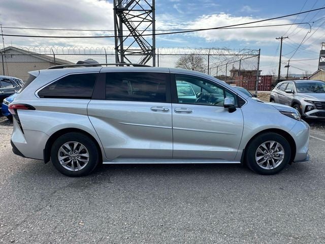 2022 Toyota Sienna LE 8 Passenger