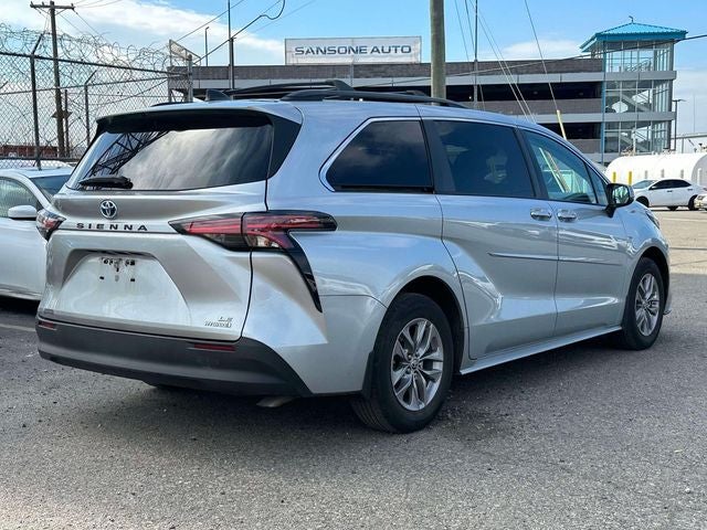 2022 Toyota Sienna LE 8 Passenger